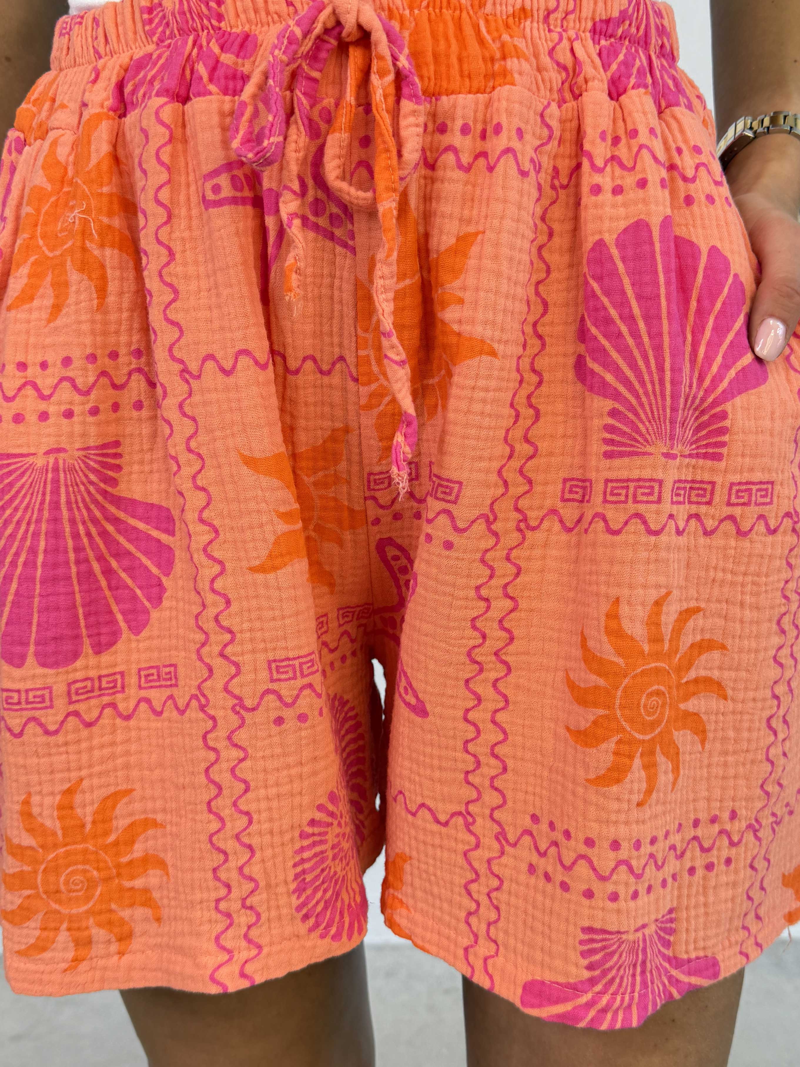 Stevie Summer - Bløde shorts i bomulds musselin-stof med sommermotiver